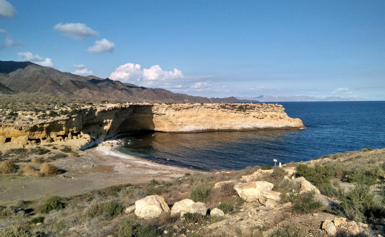 Cala Blanca'in fotoğrafı gri kum ve çakıllar yüzey ile