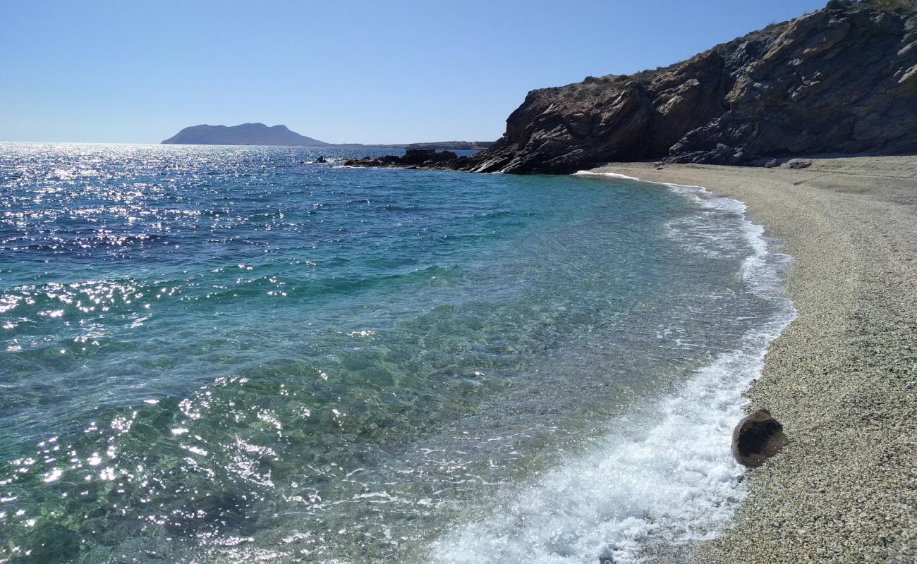 Cala Junquera'in fotoğrafı gri ince çakıl taş yüzey ile