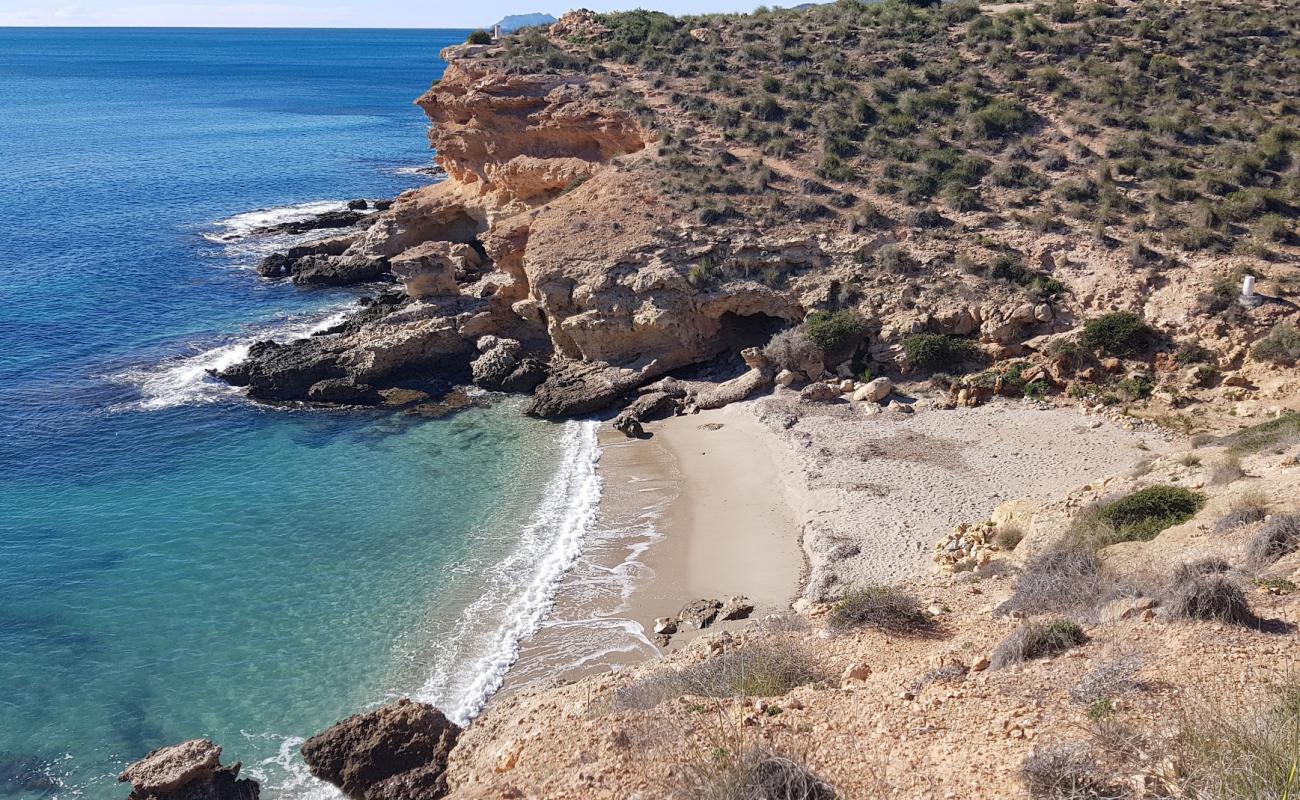 Cala Desnuda'in fotoğrafı gri kum yüzey ile