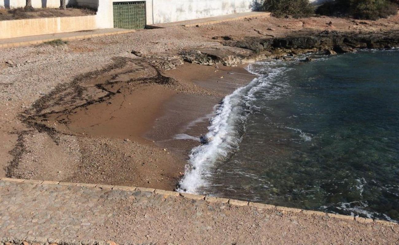 Cala Tobaco Beach'in fotoğrafı gri kum ve çakıllar yüzey ile
