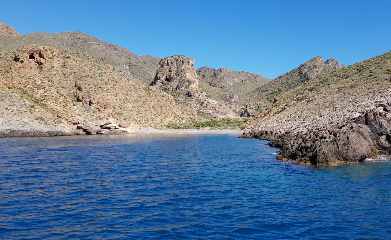 Playa Cala Cerrada'in fotoğrafı küçük gri çakıllar yüzey ile