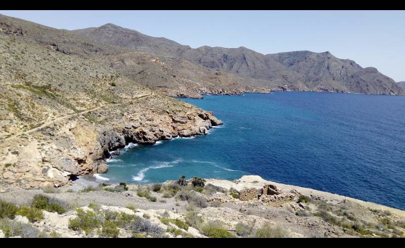 Cala Salitrona Beach'in fotoğrafı gri çakıl taşı yüzey ile