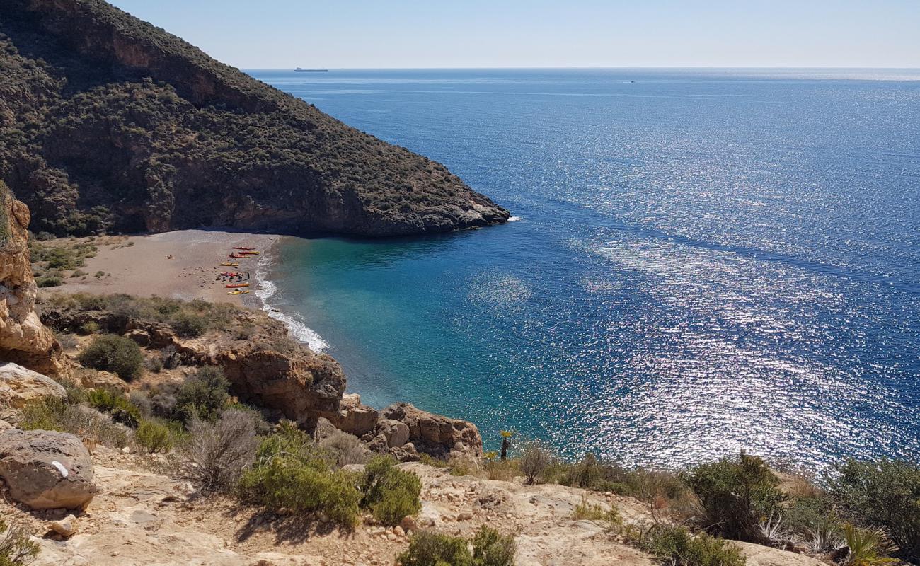 Cala Aguilar'in fotoğrafı gri kum yüzey ile