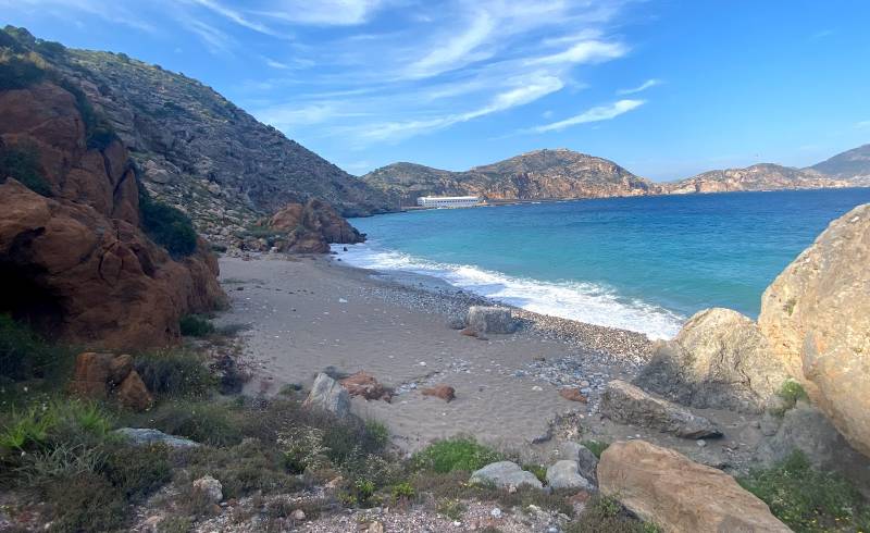 Playa de la Parajola'in fotoğrafı gri kum ve çakıllar yüzey ile