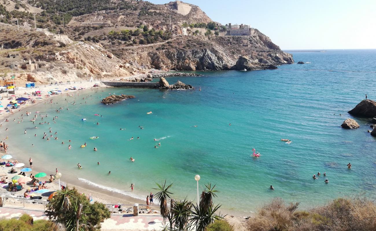 Playa La Cortina'in fotoğrafı kahverengi deniz kabuğu kumu yüzey ile