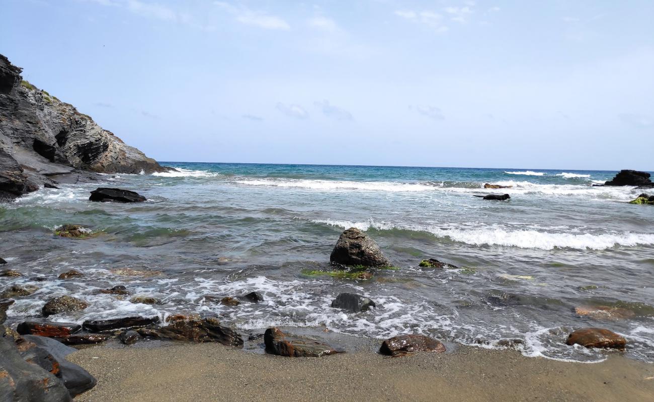 Cala del Cuervo Beach'in fotoğrafı gri kum ve çakıl yüzey ile