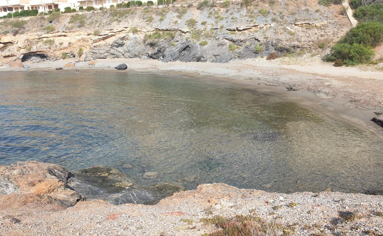 Cala Flores'in fotoğrafı gri kum ve çakıllar yüzey ile