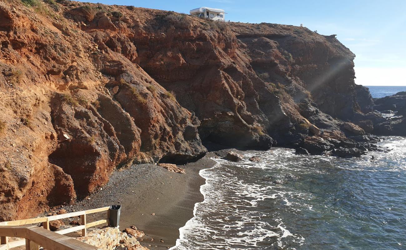 Cala Roja'in fotoğrafı gri deniz kabuğu kumu yüzey ile