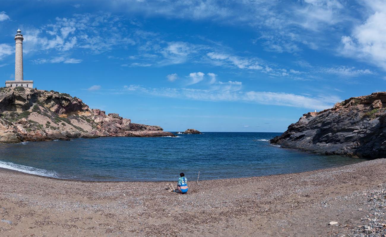 Playa de la Calafria'in fotoğrafı gri kum ve çakıl yüzey ile