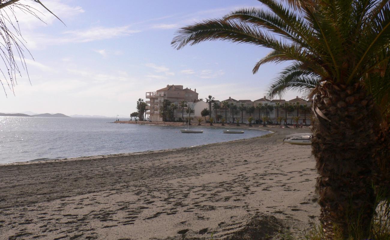 Playa las Antillas'in fotoğrafı kahverengi kum yüzey ile