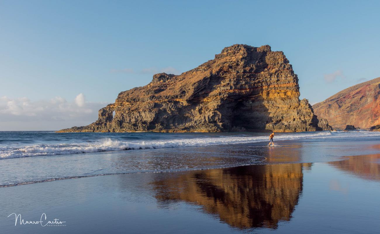 Playa de Bujaren'in fotoğrafı siyah kum yüzey ile