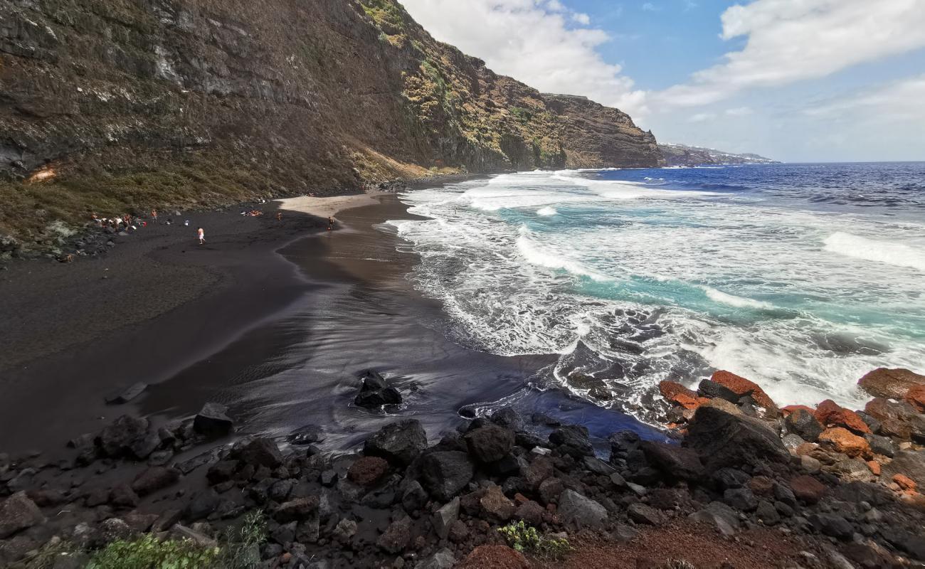 Playa de Nogales'in fotoğrafı siyah kum yüzey ile