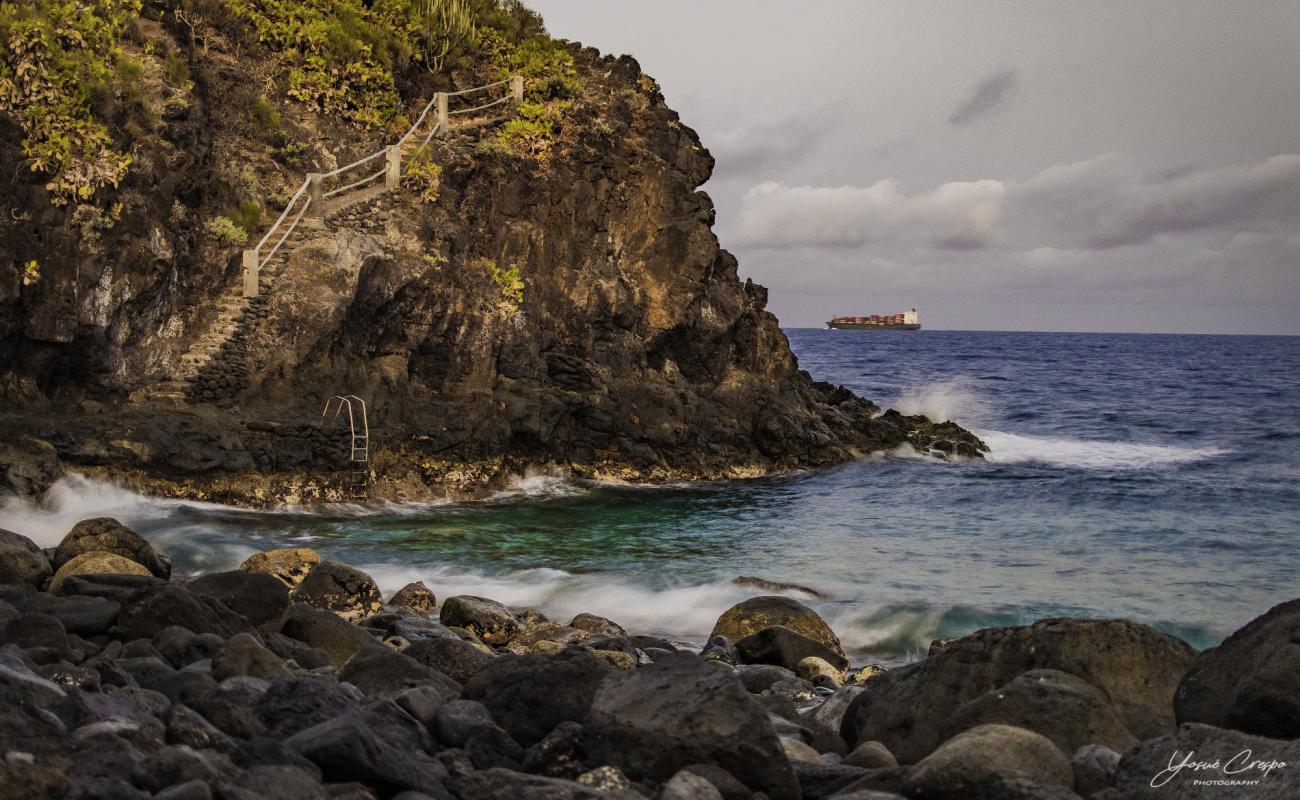 Cala Martin Luis'in fotoğrafı taşlı kum yüzey ile