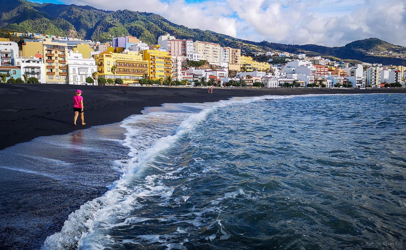 Playa de Santa Cruz'in fotoğrafı siyah kum yüzey ile