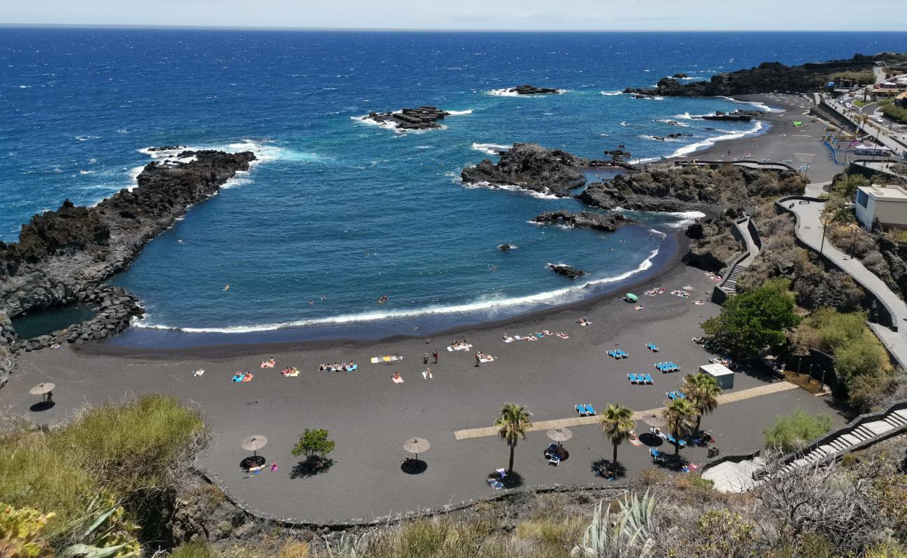 Playa de Los Cancajos'in fotoğrafı siyah kum yüzey ile