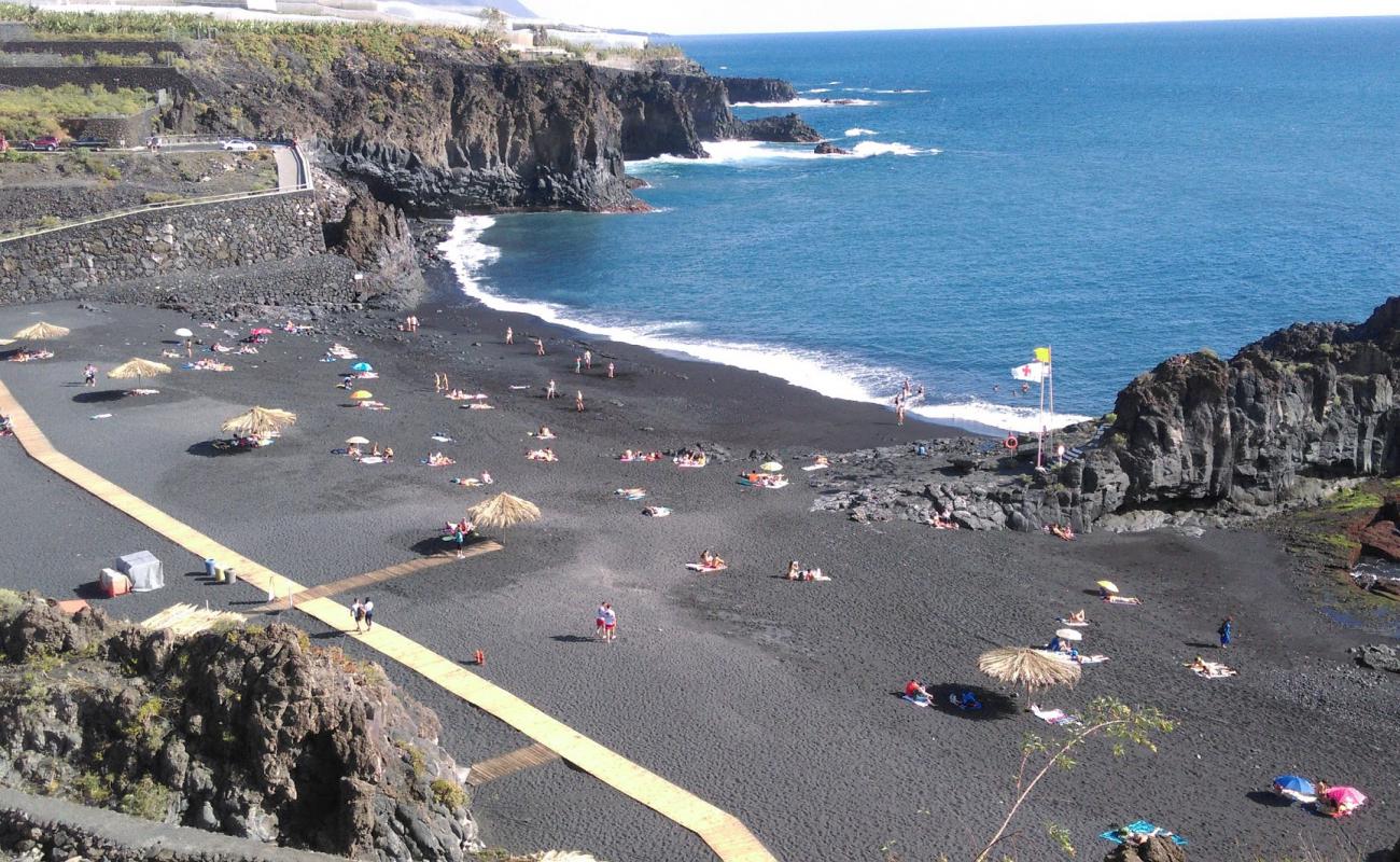 Playa de Charco Verde'in fotoğrafı siyah kum yüzey ile