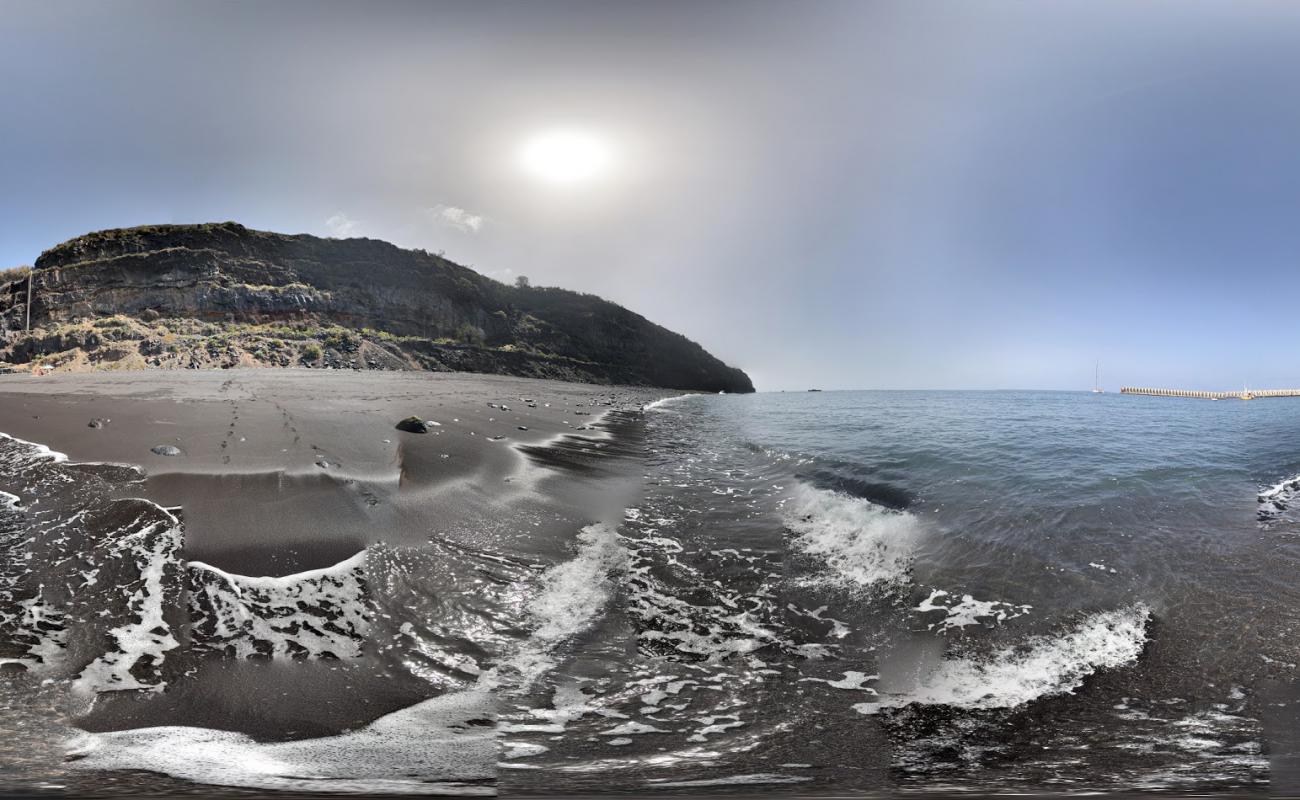 Tazacorte beach'in fotoğrafı siyah kum yüzey ile