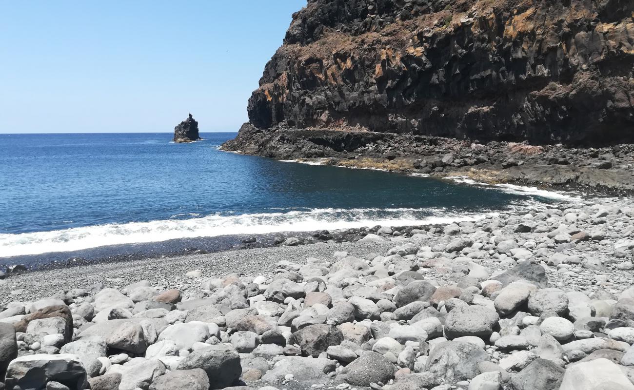 Playa de Iguala'in fotoğrafı gri çakıl taşı yüzey ile