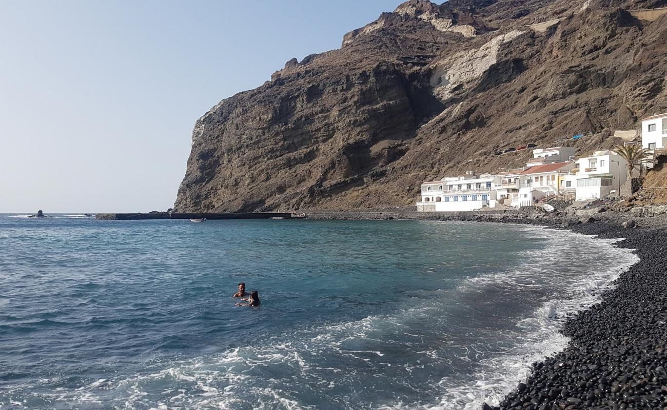 Playa Alojera'in fotoğrafı gri kum ve çakıl yüzey ile