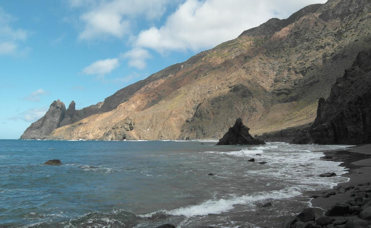 Playa De Arguamul'in fotoğrafı taşlı kum yüzey ile