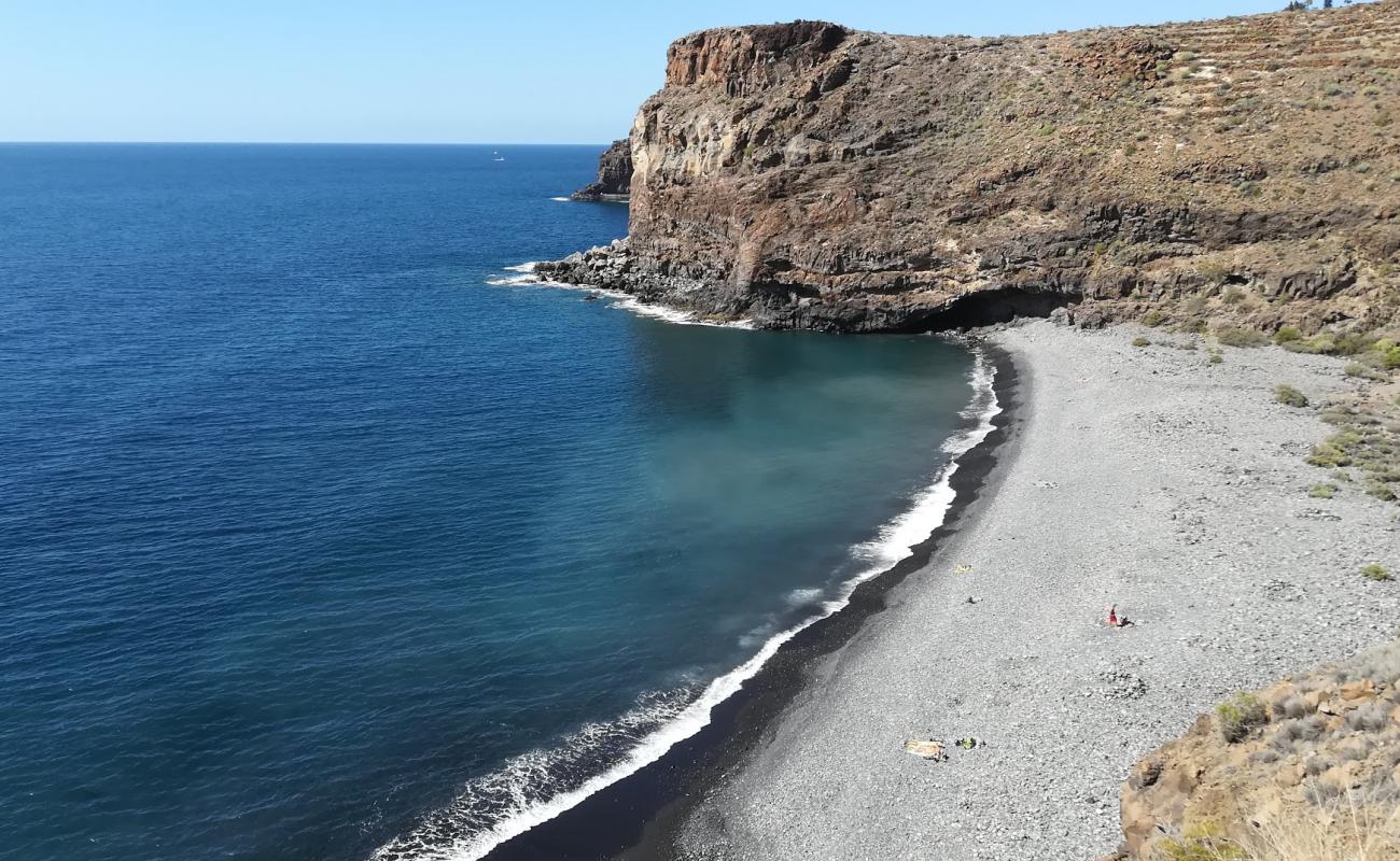 Playa del Medio'in fotoğrafı taşlı kum yüzey ile