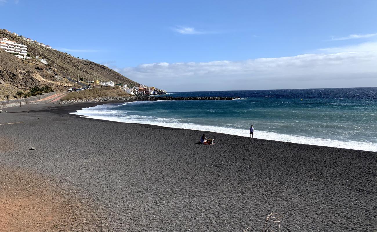 Playa de la Nea'in fotoğrafı gri kum yüzey ile