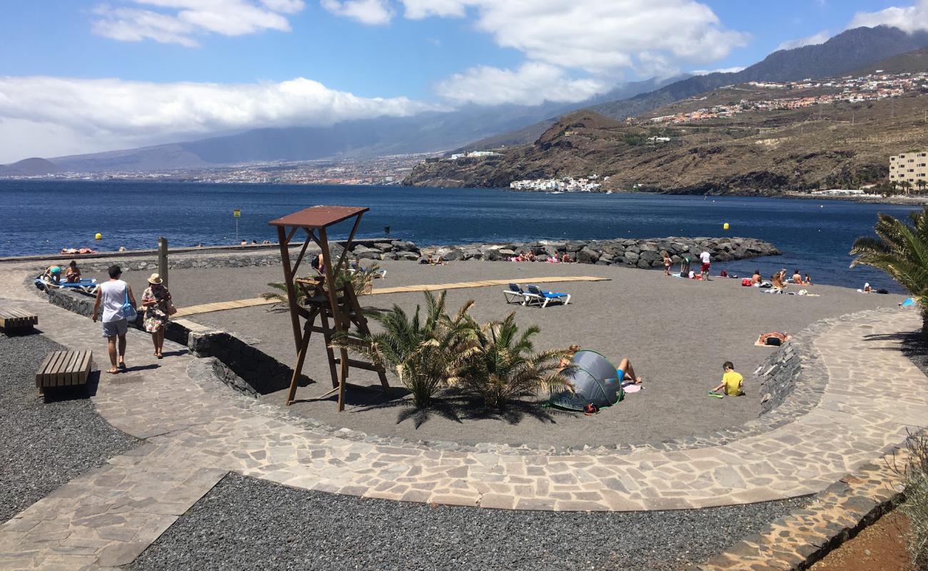 Playa de Radazul'in fotoğrafı gri kum yüzey ile