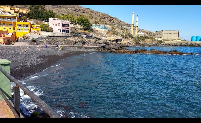 Playa Las Caletillas'in fotoğrafı gri kum ve çakıllar yüzey ile