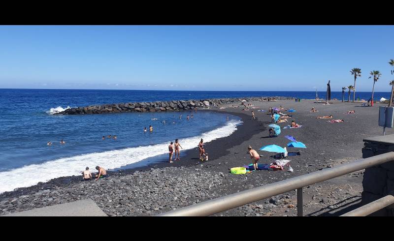 Playa Las Arenas'in fotoğrafı gri kum ve çakıl yüzey ile