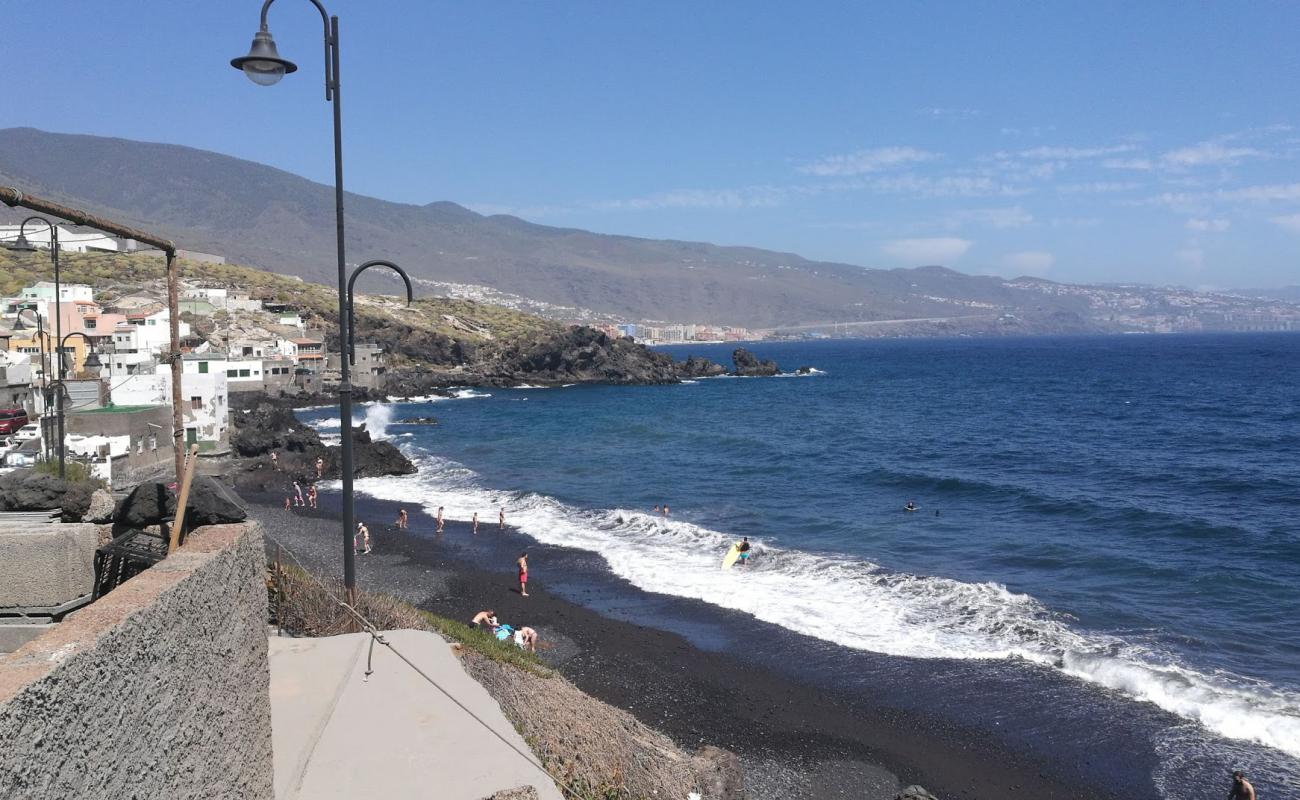 Playa De La Viuda'in fotoğrafı gri kum ve çakıl yüzey ile