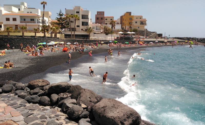 Playa de Las Eras'in fotoğrafı gri kum ve çakıllar yüzey ile