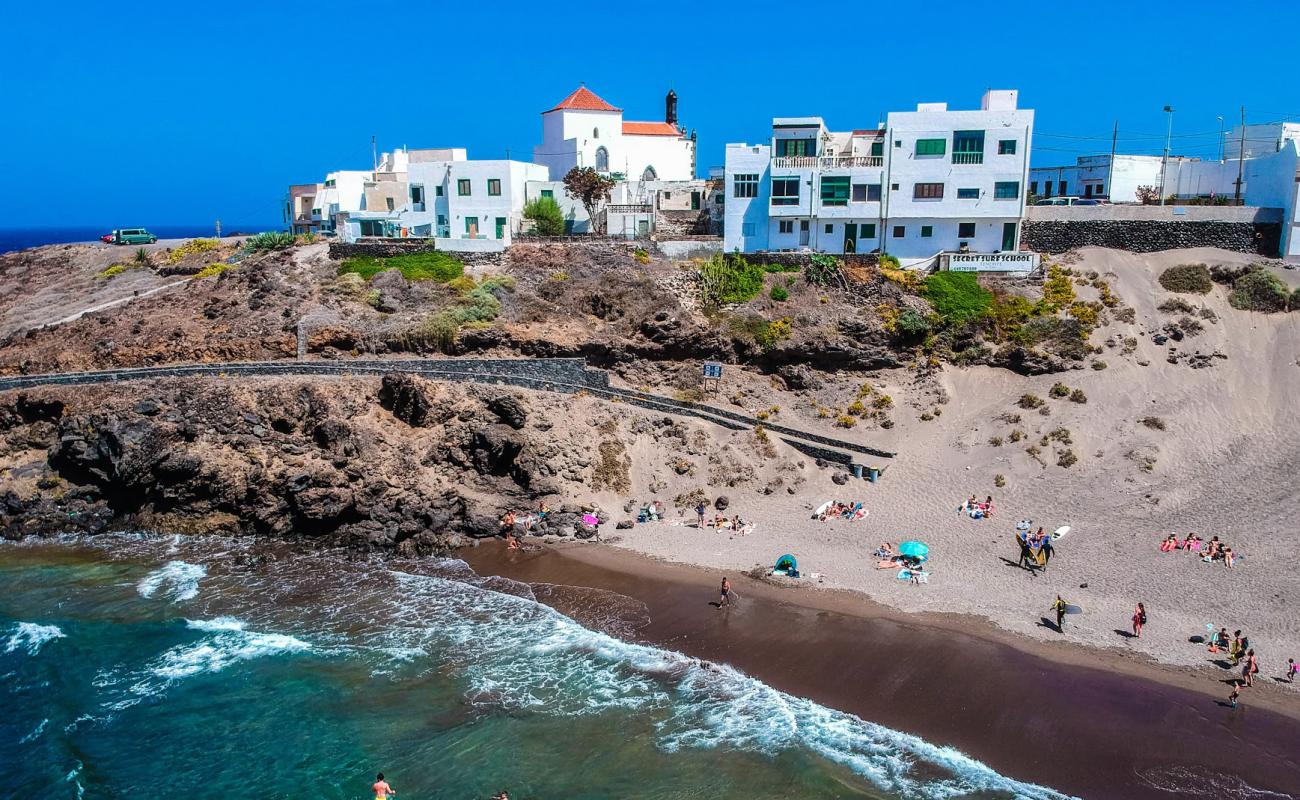 Playa el Poris'in fotoğrafı kahverengi kum yüzey ile