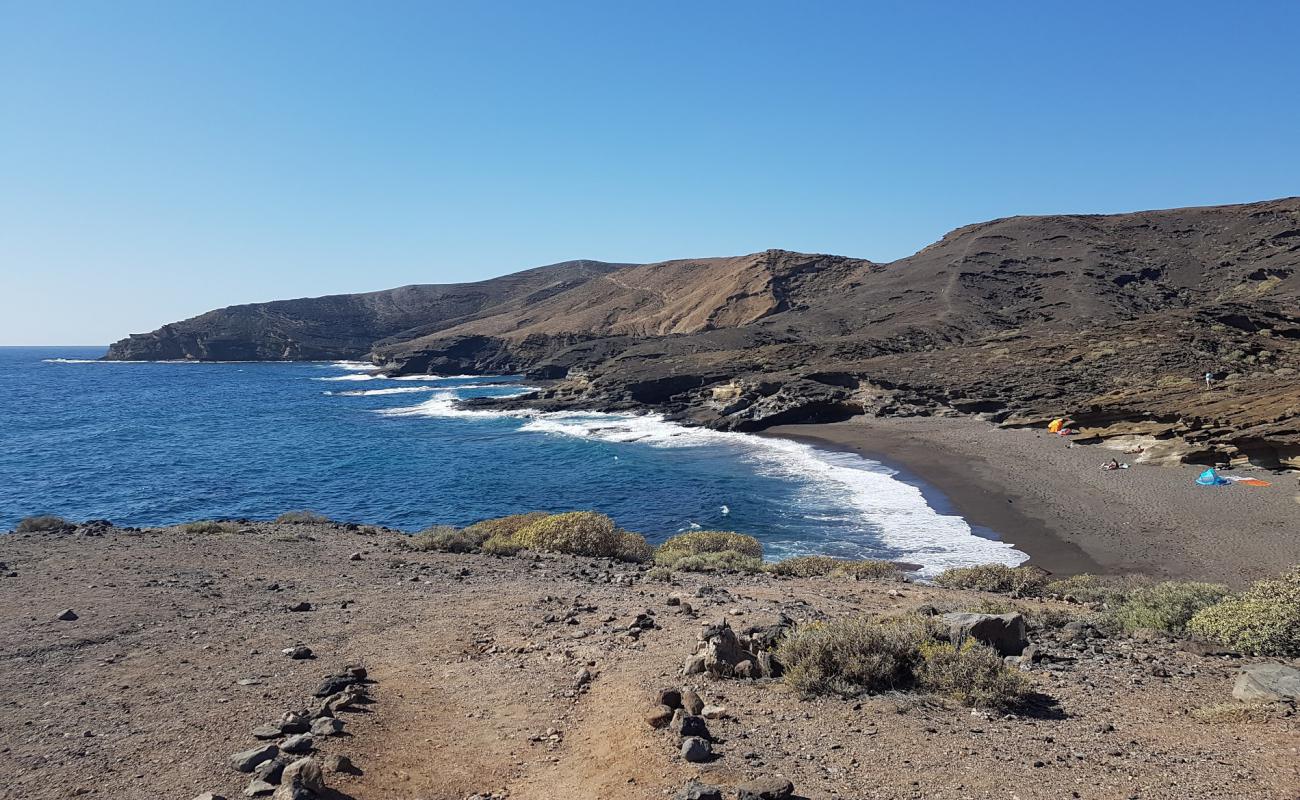 Playa Escondida'in fotoğrafı kahverengi kum yüzey ile