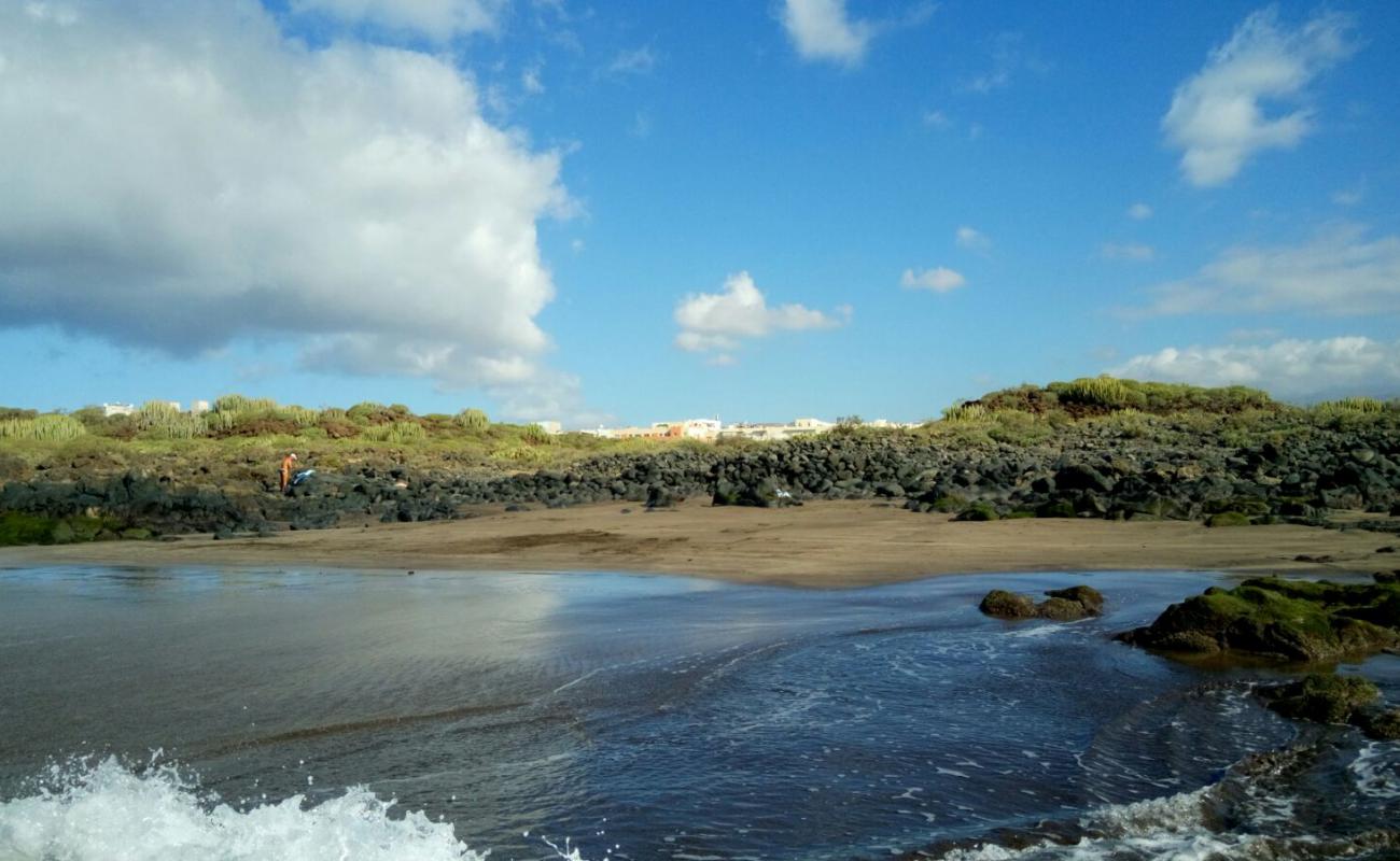 Playa Los Enojados'in fotoğrafı kahverengi kum yüzey ile