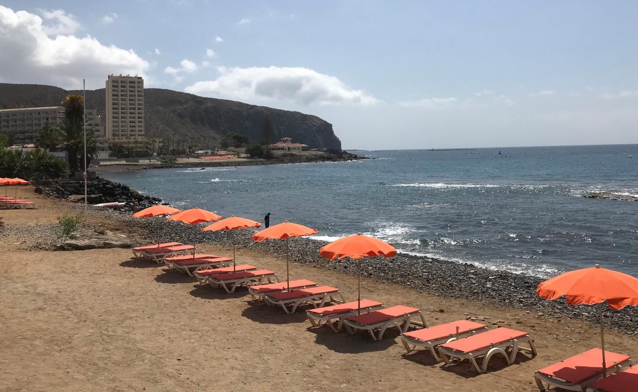 Playa De Los Tarajales'in fotoğrafı taşlı kum yüzey ile