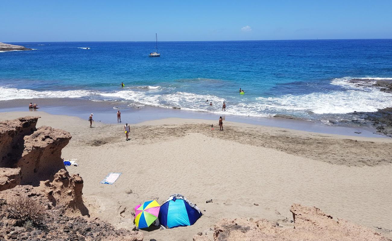 La Caleta de Adeje'in fotoğrafı parlak ince kum yüzey ile