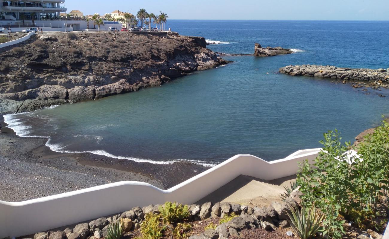 Playa El Pinque'in fotoğrafı gri kum ve çakıl yüzey ile