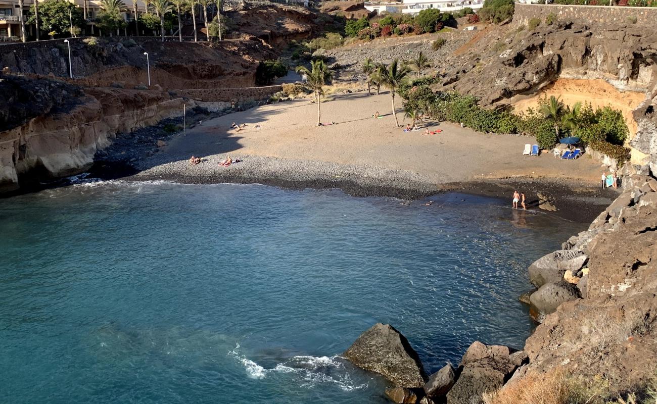 Playa Las Galgas'in fotoğrafı çakıl ile kum yüzey ile