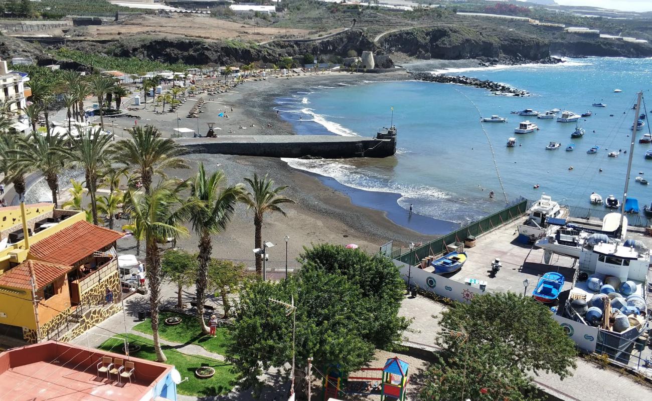 Playa San Juan'in fotoğrafı gri kum ve çakıllar yüzey ile