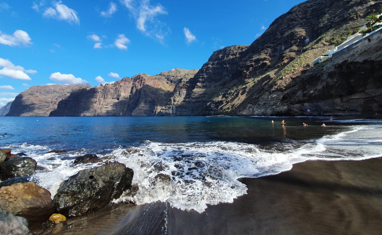 Playa de los Gigantes'in fotoğrafı gri kum yüzey ile