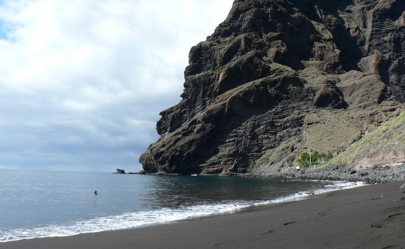 Playa de Masca'in fotoğrafı gri kum yüzey ile