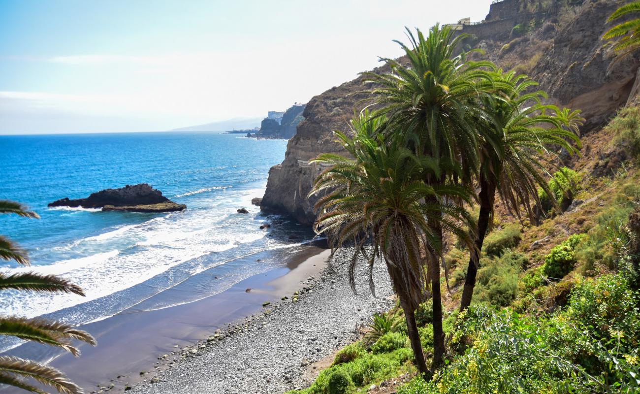 Playa de la Fajana'in fotoğrafı gri kum yüzey ile