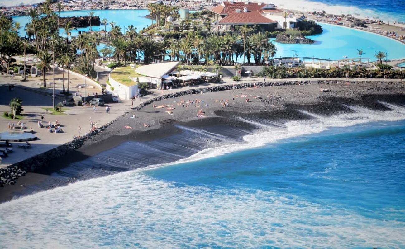 Playa de Martianez'in fotoğrafı gri kum ve çakıl yüzey ile