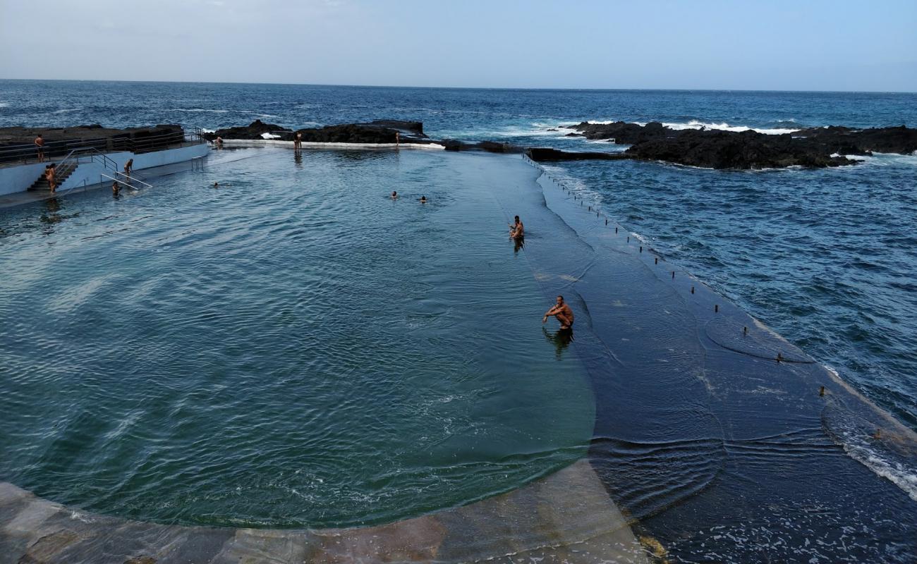 Natural pool Mesa del Mar'in fotoğrafı beton kaplı yüzey yüzey ile