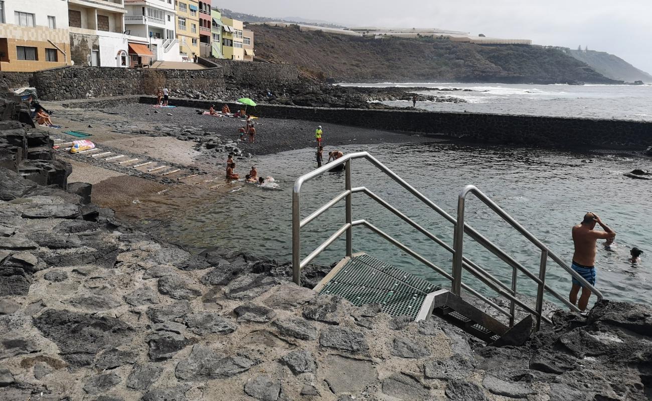 Playa del Roquillo'in fotoğrafı gri çakıl taşı yüzey ile