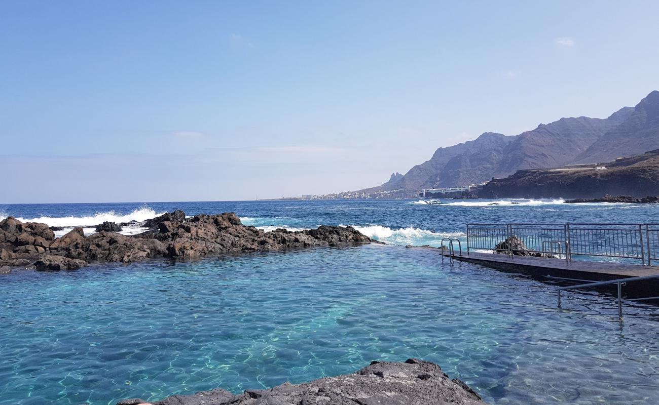 Natural pool de Jover'in fotoğrafı beton kapak yüzey ile