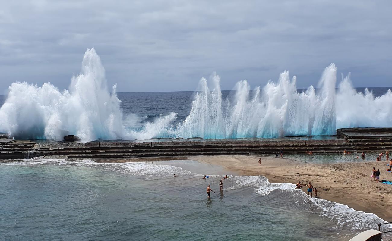 Playa de Bajamar'in fotoğrafı kahverengi kum yüzey ile