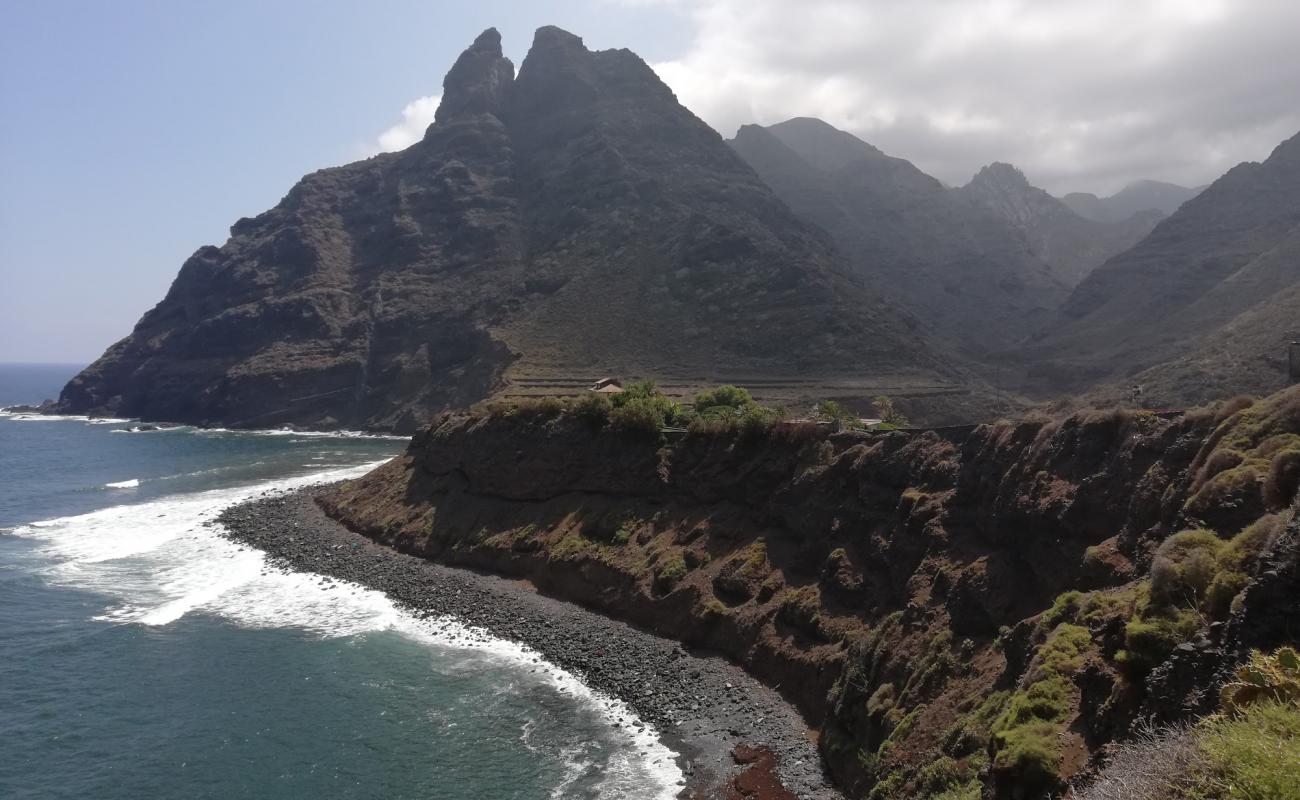 Playa de los Troches'in fotoğrafı gri çakıl taşı yüzey ile