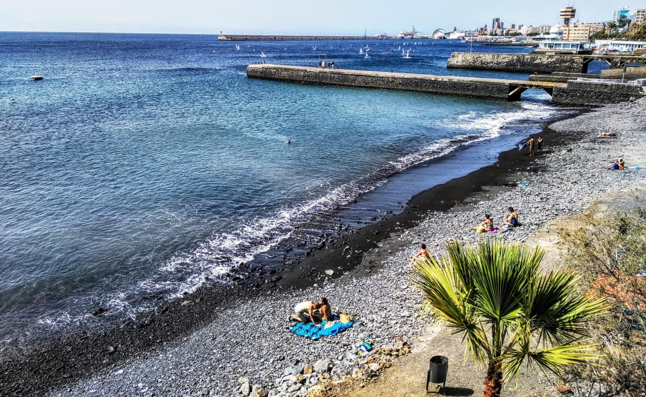 Playa Valleseco'in fotoğrafı gri kum ve çakıl yüzey ile