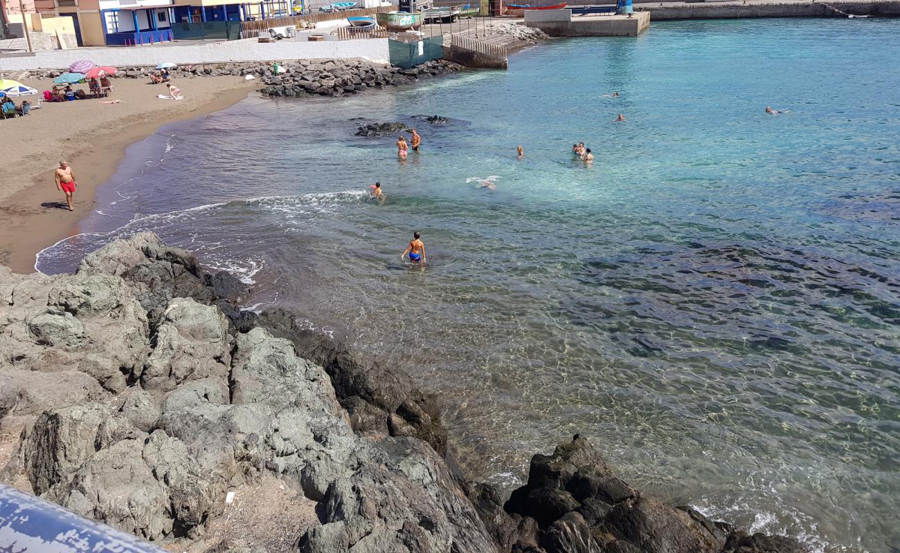 Playa del Muelle'in fotoğrafı kahverengi kum yüzey ile
